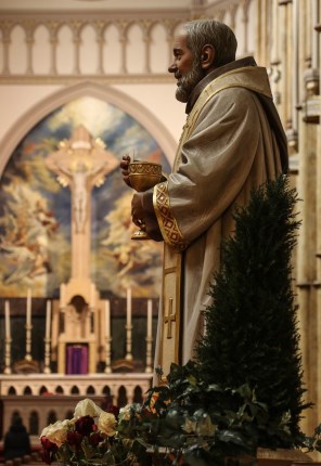 피에트렐치나의 성 비오_photo by Lawrence OP_in the Capuchin church of New York City.jpg